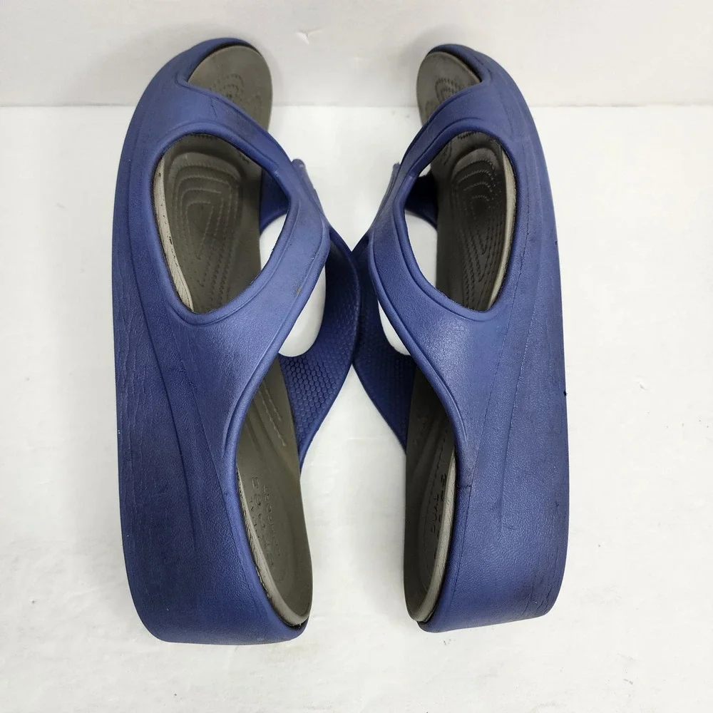 Crocs Sanrah Wedge Sandals Women Size 8 Blue Dual Comfort Strap Slide Shoes